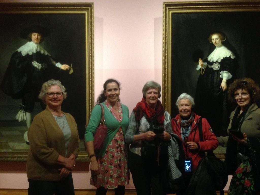 Groep cursisten in het museum
